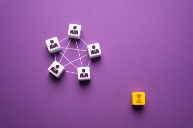 Başarı için takım işbirliği. Hedefe doğru hareket et, ödülü kazan. Motivasyon ve maksatlılık. İşbirliği. İşbirliği ve takım çalışması. Rehber. Aynı amaç için birleşin..