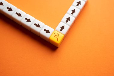 Bir sonraki ipucunu bul. Yol haritası sözleşmesindeki maddelerin yerine getirilmesi. Doğrulandı. Tüm gereksinimleri yerine getir. Adım adım doğrulama.