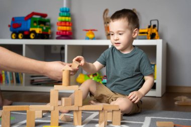 Küçük çocuk 2.5 yıl boyunca babasıyla tahta bloklar oynadı. Çocuklarla vakit geçirmek. Çocuklar için eğitici aktiviteler. Çocuk odası. Kapalı