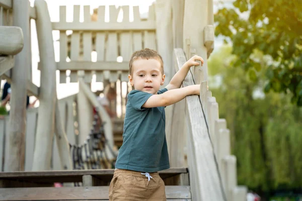 Ein Niedlicher Neugieriger Zwei Oder Dreijähriger Junge Der Draußen Auf — Stockfoto