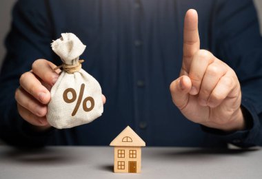 Adam alıcıyı gayrimenkul konusunda uyardı. Gayrimenkul alırken tüm riskleri ipotekle tartın. Finansal danışman uyarıyor. Yatırım, mali istikrarı tehlikeye atmadan fayda sağlıyor.