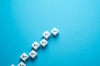 Noktaları tamamlamak ve ilerlemek. Yol haritası sözleşmesindeki maddelerin yerine getirilmesi. Bir dizi doğru karar. Tüm gereksinimleri yerine getir. Adım adım doğrulama.