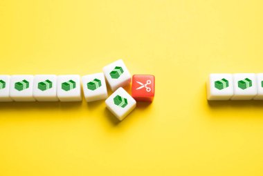 Para akışını durdurun. Bütçe kesintisi. Enflasyon tasarrufları tehdit ediyor. Tasarruf ve yatırım kayıpları. Kötü mali planlama. Gelir azaltıyorum. Giderler geliri kapsar.