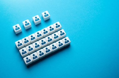 Yönetim ve işçiler. Orta seviye çalışanlar ve işçiler. Aracılar ve müteahhitler. Emre itaatsizlik, görev dağılımı. Liderlik