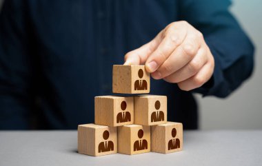 Bir takım kurun ve hiyerarşide roller belirleyin. Bir ekip oluşturun. Yeni iş açılışı. Finansal destek sağlayan yatırımcıları cezbetmek. İş açılışlarını doldurmaya çalışan işe alım.