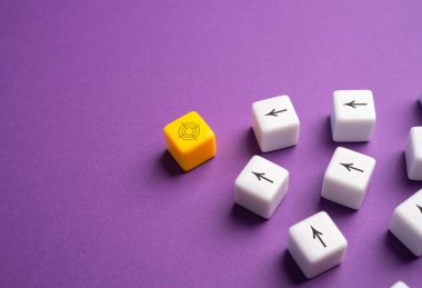 Hedefe giden yol rehberi. Kaleye git. Bir görevi başarmak için metafor. Başarıya doğru tırman. Zirveye çık. İlerleme, çaba ve kararlılık. Çıkın ve engelleri aşın