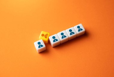 Takıma yeni bir eleman ekliyorum. Kiralamak, boş yer açmak. Personel genişletme. İşe alım arayışları boşlukları dolduruyor, insanları yerlerine koyuyor. Projeye giriş. Yatırımcıları cezp et