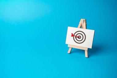 Kırmızı ok hedefin merkezine isabet ediyor. İlk denemede tam isabet. Reklamcılık, pazarlama ve hedef alma. Net ve kesin hedefler. Doğru kararlardı. Okçuluk. Mükemmellik için çabalamak