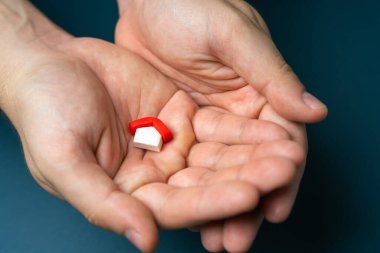 Evini kurtar. Sigortacı, evi bir koruma hareketiyle koruyor. Evde güvenlik ve güvenlik var. Hayat sigortası ve aile. Huzura ermek için. Dikkat ve dikkat.