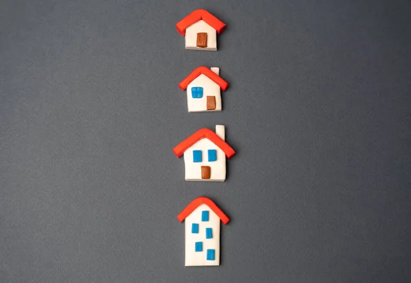 一排排的房子都是雕像 找到最合适的住房选择 提供在房地产市场上 房地产经纪人服务 抵押贷款 住宅楼宇的估价 买卖儿童 — 图库照片