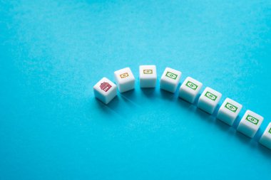 İş düşüşü ve iflas şansı. İşinizi ayakta tutun. Düşen talep ve azalan müşteri sayısı. Yarışma yetersizliği. Modası geçmiş iş modeli. Nakit akışı azalıyor. Bir kriz.