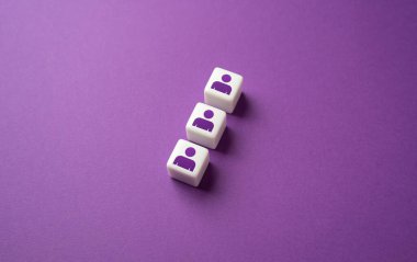 Bloklardaki insanların sembolleri. Kiralamak, boş yer açmak. Personel genişletme. İstihdam arayışı içindeki istihdam boşlukları insanları yerlerine koyuyor..