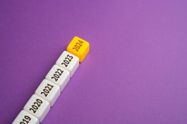Yeni yıl 2024. Geçmişteki başarıları ve deneyimleri göz önüne alarak, ileriye bakarak. Yeni eğilimleri benimsemek, tahminler yapmak, gelecek için planlar yapmak.
