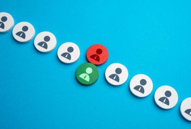 İş yarışması. Boş bir pozisyon için iki aday arasından birini seç. Sistem kurtarma. Kelle avcılığı, insan kaynakları. Beceriksiz bir çalışanın yerine geçmek. Rekabet esasına göre işe almak. Personel yönetimi.