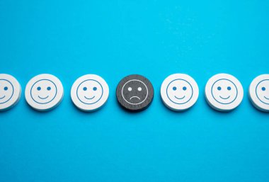 Mutlu olanların arasında üzgün bir yüz. Depresyon ve hüsran. Aşağılık kompleksi. Reddedilme ve stres. Sağlık sorunları. Topluma entegrasyonun zorlukları. Geribildirimi bırak.