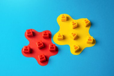 Gruptaki etki ve inançlar. Fikir ayrılığı. Rekabet ve rekabet. Katılımcılar için etki ve mücadele. Departmanların uzmanlaşması daralıyor. İşbirliği.