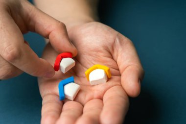 Evlerden birini seç. Birkaç konut seçeneğinden birini seç. En iyi ev senin için en iyisidir. Alıcı ve satıcı arasındaki anlaşmanın kabulü. Pazarlıklar ve tartışmalar. Bir anlaşma yap..