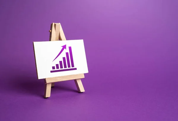 Easel Growing Trend Graph Capital Increase Expanding Operations Entering New — Stock Photo, Image