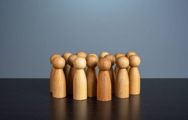 Tek başına duran bir grup insan figürü. Toplum konsepti İletişim. Nüfus ve vatandaşlar. Büyük bir grup. Topluluk. İnsan kaynakları, adayları arayın.
