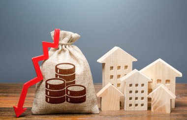 Ahşap evlerin yanında kırmızı oklu para çantası. Emlak krizi. Emlak piyasası fiyatlarının düşüşü. Maliyeti azaltmak, enerji verimliliği, tasarruf. İpoteklerde düşük oranlar. Vergiler. Bütçe.
