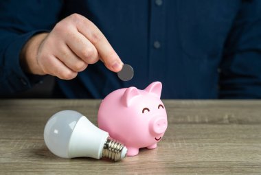 Elektrikten tasarruf ediyorum. Enerji verimliliği. Düşük enerji tüketimi, yüksek verimlilik.