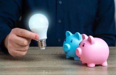 Tasarruf için fikir. Para kazanmak iyi fikir. Bir girişimin başarıyla başlatılmasına yatırım yapın. Gelecek vaat eden iş fikirleri. Fintech. Patenti. Domuz kumbarası ve parlayan ampul
