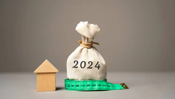 Wooden House Money Bag 2024 Family Budget Planning Next Year — Stock Photo, Image