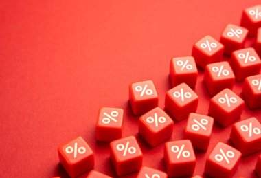 Yüzdeleri olan bloklar ve kopyalama alanı. Nakit para ve indirim. Pazarlama ve perakende. Uygun teklifler, müşteri sadakat programı. Alışverişten tasarruf ediyoruz. Tatil alışveriş sezonu. Satın almaktan tasarruf et.