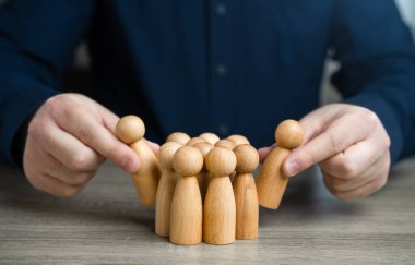 İnsanları bir grup figürden ayırın. Yeni bir takım oluşturun. Yeni üyelerin entegrasyonu. Bir topluluk kurduk. Kiralıyorum. Müşterileri gruplara böl.