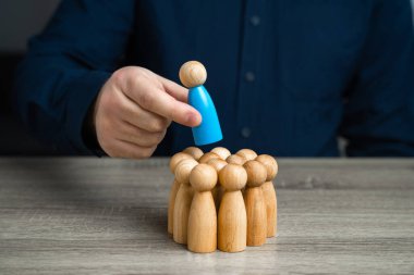 Yeni işçiler işe almak. Acemiler ekleniyor. Yeni iş açılışı. İşe alım boşlukları doldurmaya çalışıyor. Bir ekip topla..