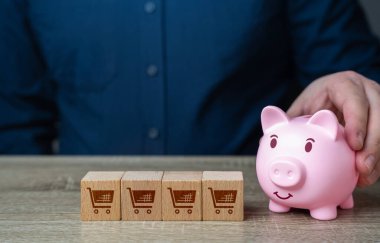 Satın alma ve alışveriş masraflarından tasarruf et. Domuz kumbarası ve alışveriş arabaları. Tatil öncesi satışlar. Mal satışı. Piyasadaki en iyi özel teklifler. Pazarlama, sadakat programları ve müşteri çekmek için indirimler.