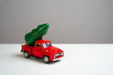 Arkasında Noel ağacı olan eski moda kırmızı bir kamyonet. Anıları canlandırmak, mevsimin neşesi. Klasik cazibe ve zamansız ruh. Bir Noel ağacı al. Yeni yıl gezisine çıkıyorum..