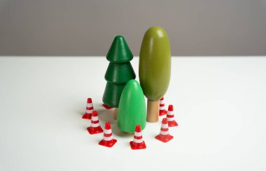 Trafik konileriyle çevrili bir orman. Çevreyi ve ormanı korumak. Çevre dostu ve doğal. Ormancılık, iklim değişikliğiyle mücadele