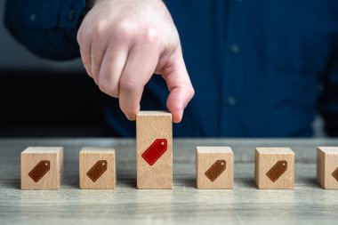 Fiyatı yükseltin. Kartel anlaşması. Fiyatlandırma kararlarını etkilemek, ekonomik manzaraları etkilemek. Piyasa yönetmeliği. Fiyatları şişirmek, reklam yapmak ve insan kaynaklı kıtlıklar yaratmak. Büyüyen enflasyon.