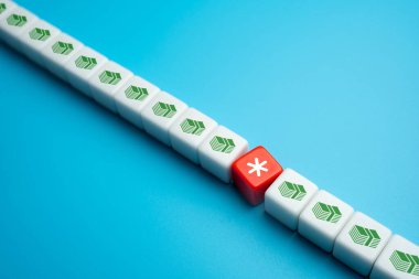 Para bir şartla. Birçok koşullar ve finansal hizmetler ve iş dünyasındaki gizli anlaşmalar. Ücretler, yüksek faiz oranları ve şartları ihlal etmekten ağır cezalar. Adil olmayan koşullar. Finansal cehalet.
