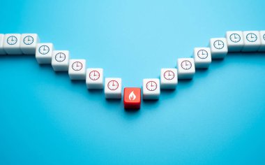 Yeterli zaman yok. Programın gerisinde kalacak. Son dakika haberi. Son teslim tarihini kaçırdım. Son teslim tarihleri ve planların gecikmesi ve başarısızlığı. Biraz ara ver. Durdurulmak. Programda önemli bir nokta.