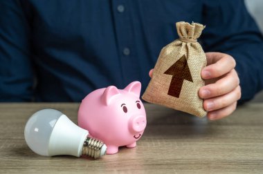 Enerji koruma yöntemlerini geliştir ve elektrik faturalarından tasarruf et. Enerji verimliliğini arttırmak için bireylere ve şirketlere finansal teşvikler sunuyor. Karbon ayak izini azalt