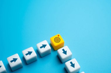 Bir sonraki hedefe ulaş. Kontrol noktası. Yeteneklerinin ve yeteneklerinin kişisel gelişimi. Hayattaki hedefler. Profesyonel büyüme. Başarı elde ediliyor.