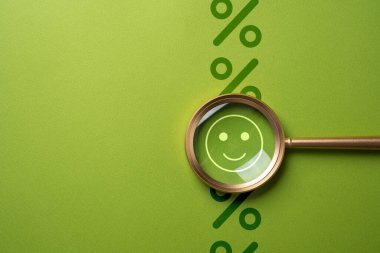 Kredi puanı iyi. Güvenilir borçlular, daha iyi kredi şartları, daha düşük faiz oranları ve çeşitli finansal fırsatlara erişimin artması. Finansal koşullar.