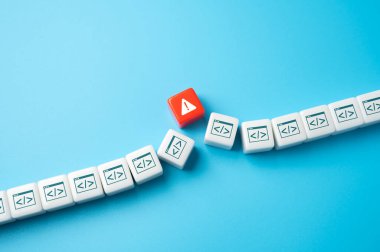 Kritik program hatası. Yazılım hatası. Sorun çıkartıyor. Programlama. Yazılımın arızalanmasına neden olan hata ya da arıza. Hata ayıklama, test ve kod gözden geçirme.