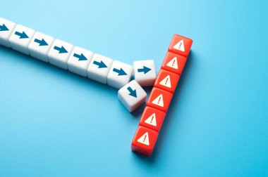 Zorlama koşulları. İşlerin ve hayatın normal seyrini bozmak. Koşullarla başa çıkmak, beklenmedik olaylar karşısında öngörülebilirliğin kırılganlığının altını çizer.