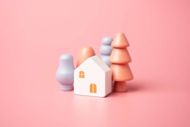 Ev ve ağaçlar, rakamlar. Bahçe işleri, manzara tasarımı. Heykelcik. İpotek ve kredi. Uygun fiyatlı konutlar. Güzel bir ev almak..