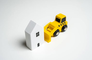 Binaların ve binaların yıkılması. Bölge temizleme servisi. Buldozer evi yıkmak niyetinde. Bir evi yıkmak. Gelecekteki gelişmelere yol açmak.