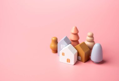 Pembe arka planda parlak renklerde evler ve ağaçlar. Satın alma ve satma, tasarım. Konfor ve şefkat, muhteşem bir tarz. İpotek ve kredi.