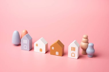 Küçük bir mahallede ev ve ağaç figürleri. Güvenlik ve dürüstlük. Ev almak, kira aramak. Gayrimenkul yatırımları.