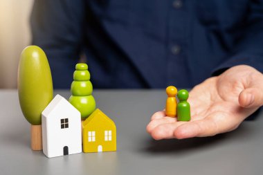 Konut sağlıyorum. Yeni evler inşa etmek, mevcut evleri yenilemek ya da kira yardımı teklif etmek. Maliyet, ulaşılabilirlik ve sürdürülebilirlik. Sığınak için temel insani ihtiyaçlara hitap etmek