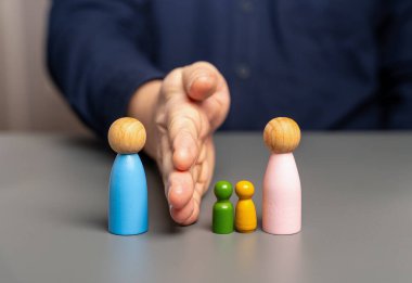 Babayı ebeveyn sorumluluğundan çıkarın. Ebeveyn haklarından mahrum bırakılmak. Boşanma süreci. Tartışma. Çatışma çözümü. Yasal yönetmelik. Boşanma