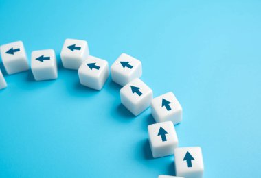 İlerideki yol okları takip ediyor. Bilerek ilerleyin. Sen kendi işine bak. Yeni fırsatlar. İlerleme hareketi. Motivasyon, kendini geliştirme.