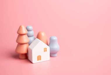 Ev ve renkli ağaçlar, figürler. Pastel pembe renkler. Bir ev al. Güzel bir ev. İpotek. Samimi ve nazik tonlarda.