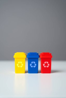 Çok renkli atık geri dönüşüm kutuları. Yuvarlak ekonomi. Geri dönüşümlü malzeme satmak ya da yeşil projeler için ödenek almak. Doğal kaynakların korunması, atıkların azaltılması, geri dönüşüm sektöründe iş yaratılması.